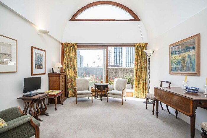 1 Bedroom Flat For Sale In Barbican, Andrewes House, EC2Y