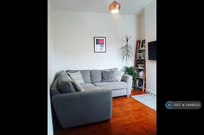 2 Bedroom Flat To Rent In Garnault Road, Enfield, EN1