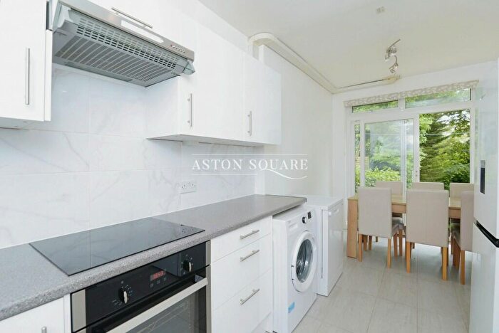 2 Bedroom Flat To Rent In Leeside Crescent, London, NW11