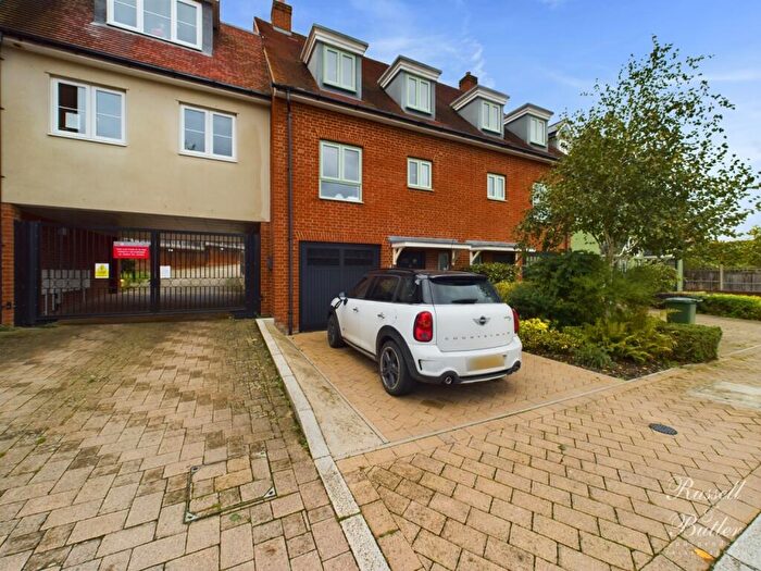 3 Bedroom Terraced House To Rent In Summerhouse Hill, Buckingham, Buckinghamshire, MK18