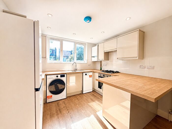 2 Bedroom Flat To Rent In Station Road, London, N3