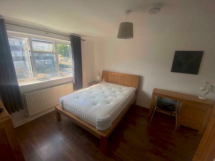 1 Bedroom Detached House To Rent In Surbiton, KT5