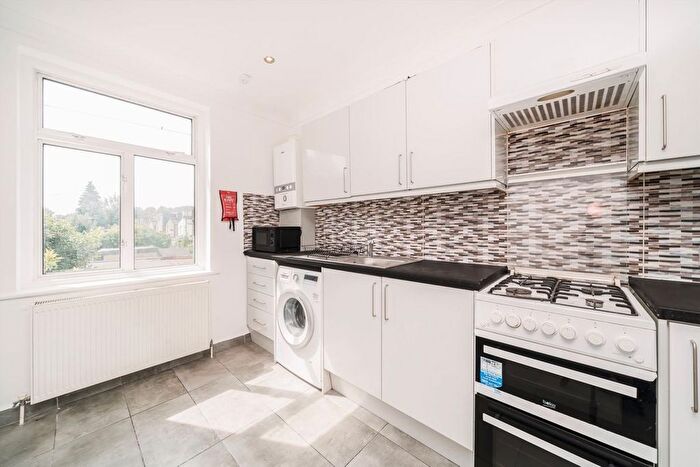 3 Bedroom Maisonette To Rent In Coppermill Lane, Walthamstow, E17