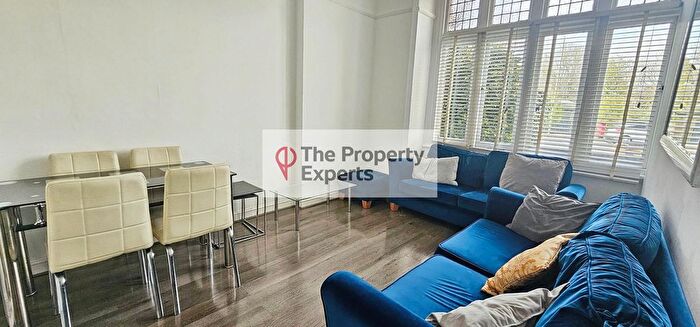 2 Bedroom Flat To Rent In Grove Park Road, London, SE9