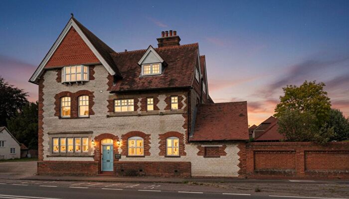 4 Bedroom Semi Detached House For Sale In Henley Road, Shillingford, Wallingford, Oxfordshire, OX10