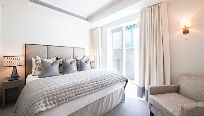 2 Bedroom Flat To Rent In Duke Street, London, W1K