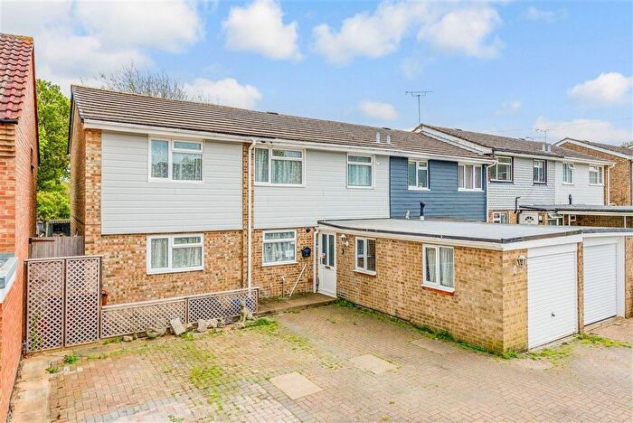 4 Bedroom End Terrace House For Sale In Courtfield Avenue, Lordswood, Chatham, Kent, ME5