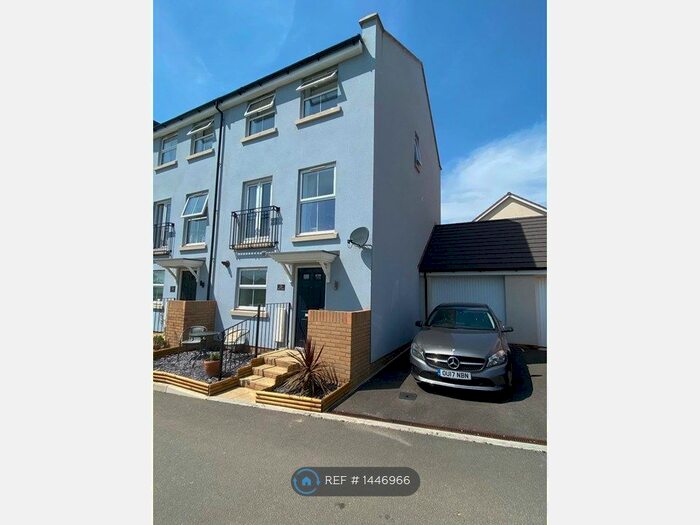 4 Bedroom Semi-Detached House To Rent In Calves Garden, Patchway, Bristol, BS34