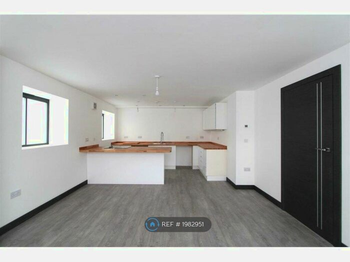 2 Bedroom Flat To Rent In Wesley House, Brompton, Gillingham, ME7