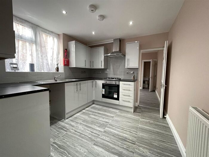 4 Bedroom End Of Terrace House To Rent In Vicarage Farm Road, Hounslow, TW3