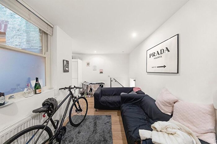 3 Bedroom Flat To Rent In Coldharbour Lane, London, SW9