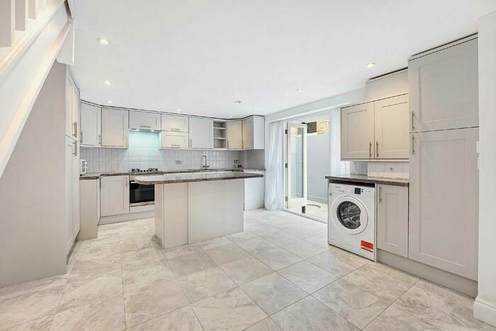 2 Bedroom Semi-Detached House To Rent In Thornbury Road, London, SW2