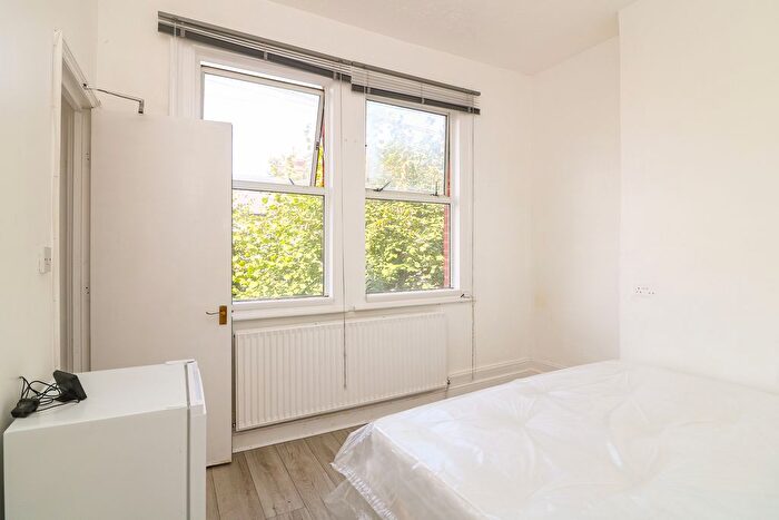 Studio To Rent In Pitcairn Road, Mitcham, CR4