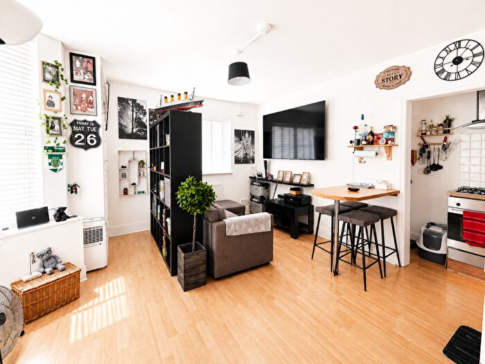 1 Bedroom Flat For Sale In High Street, London Colney, St. Albans, Hertfordshire, AL2