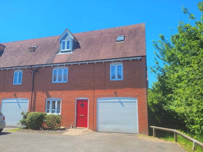 3 Bedroom Property To Rent In Petronel Road, Aylesbury, HP19