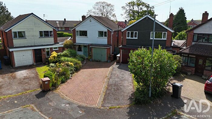 3 Bedroom Detached House For Sale In Heath Close, Walsall, WS9