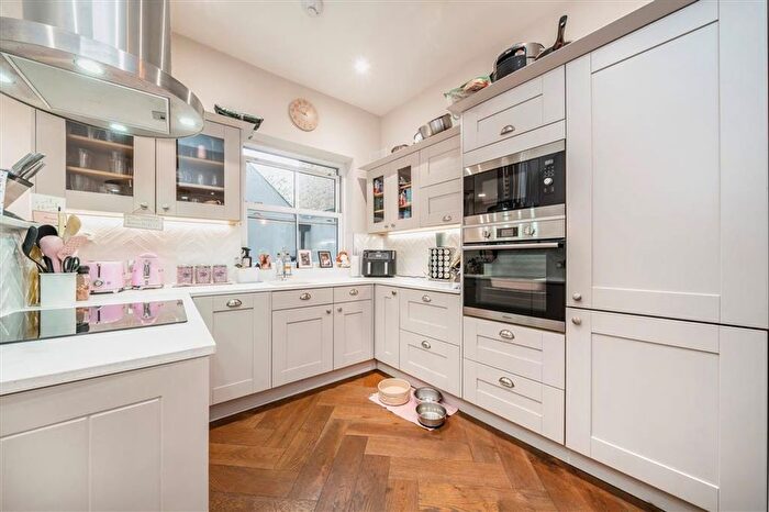 2 Bedroom Flat To Rent In Munster Road, London, SW6