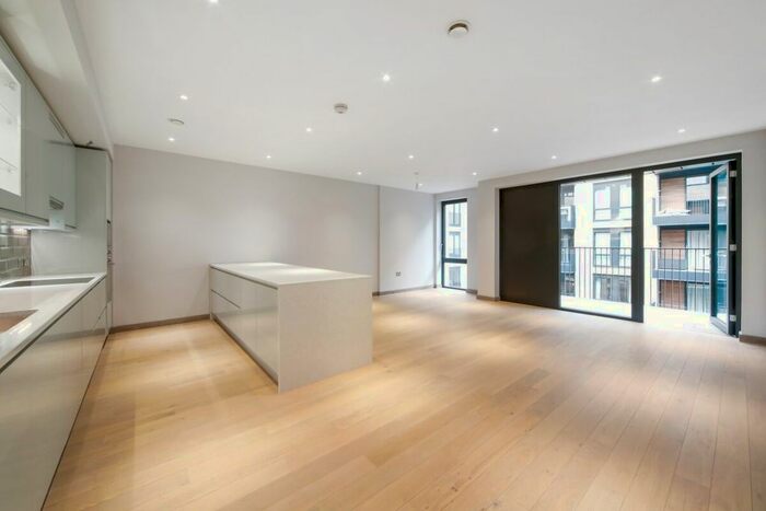 3 Bedroom Flat To Rent In Drapers Yard, London, SW18