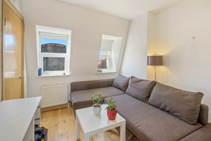 Flat To Rent In High Road London, N2