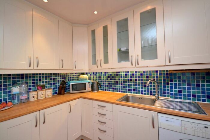 2 Bedroom Maisonette To Rent In Park Court, Friern Park, North Finchley, London, N12