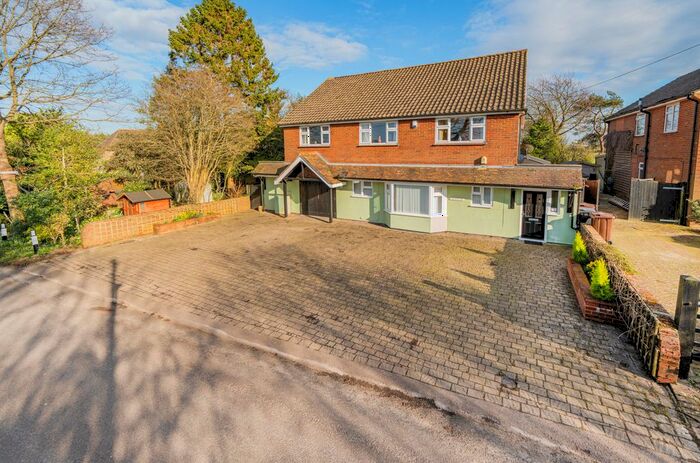 7 Bedroom Link Detached House For Sale In The Street, Wormshill, Sittingbourne, Kent, ME9