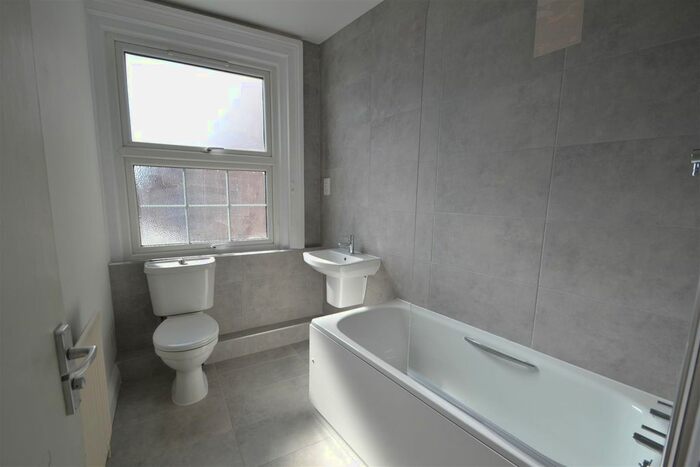 2 Bedroom Flat To Rent In High Street, Hoddesdon, Hertfordshire, EN11