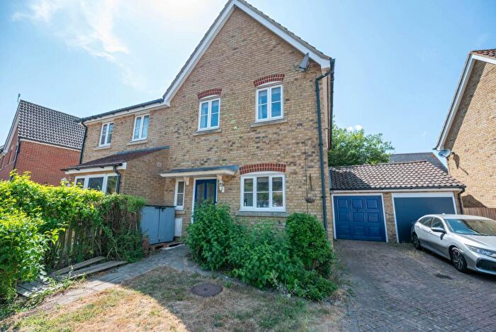 3 Bedroom Semi-Detached House For Sale In Updown Way, Chartham, CT4