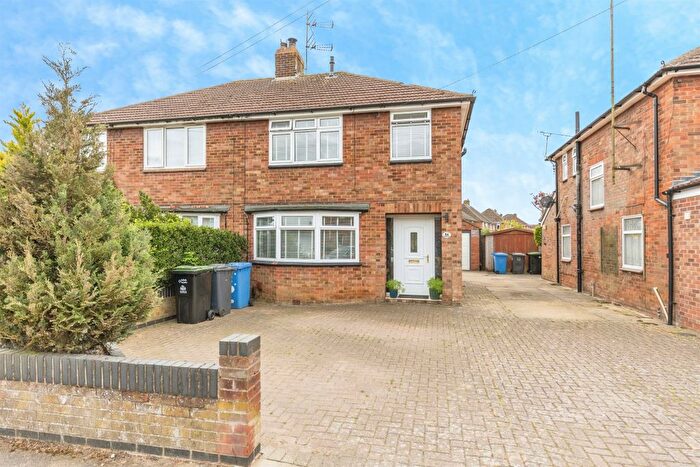 3 Bedroom Semi-Detached House For Sale In Cedarcroft Road, Ipswich, IP1