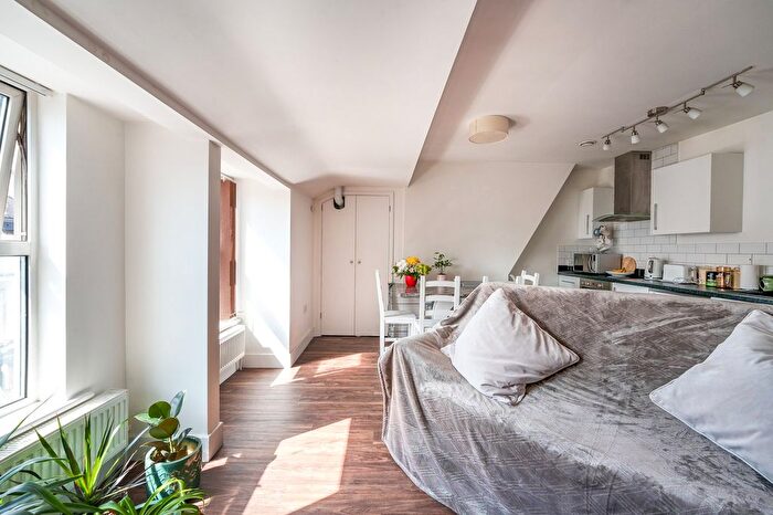 2 Bedroom Flat For Sale In Clinton Lane, Seaford, BN25