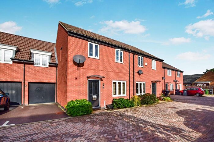 3 Bedroom Terraced House For Sale In Lilyfield Crescent, Huntingdon, PE29