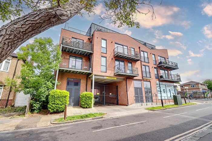 2 Bedroom Flat For Sale In London Road, Leigh-On-Sea, SS9