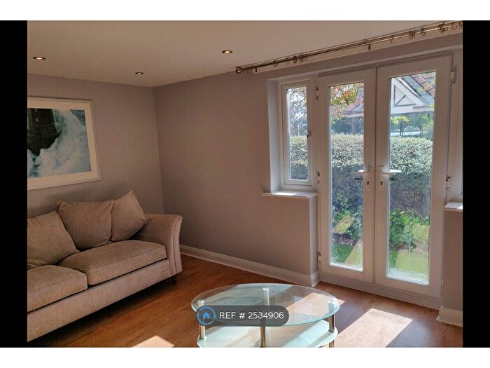 2 Bedroom Flat To Rent In Salford Quays, Salford, M50