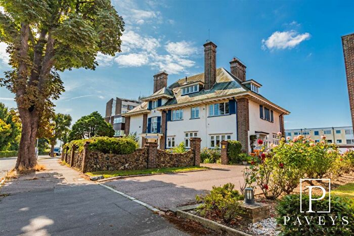 3 Bedroom Flat For Sale In The Crescent, Frinton-On-Sea, CO13