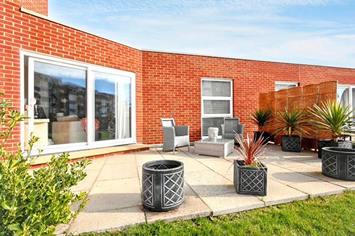 2 Bedroom Apartment For Sale In Camden Hurst, Milford On Sea, SO41