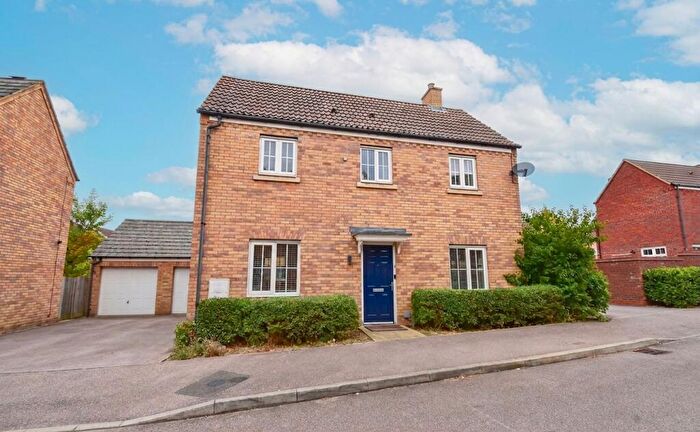 3 Bedroom Detached House For Sale In Parish Close, Bedford, MK41