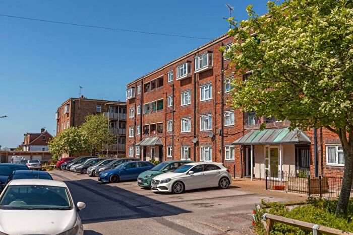 3 Bedroom Flat For Sale In Foredown Road, Portslade, Brighton, BN41