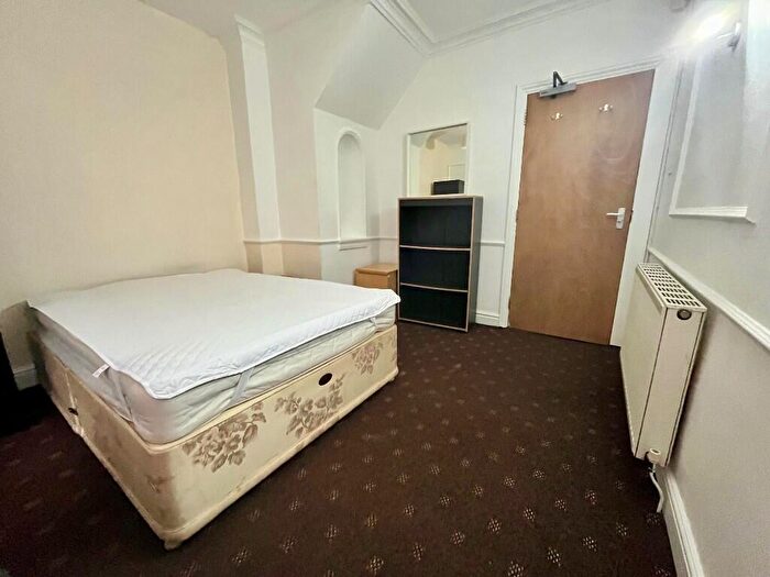 6 Bedroom Semi-Detached House To Rent In Oak Tree Lane, Birmingham, B29