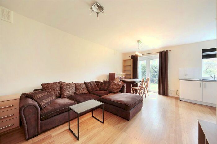 2 Bedroom Flat To Rent In Clapham Common Southside, Clapham, London SW4