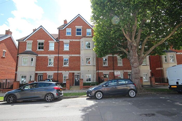 2 Bedroom Flat For Sale In Warwick Avenue, Bedford, MK40