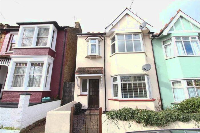 2 Bedroom Flat To Rent In Victoria Drive, Leigh-On-Sea, SS9