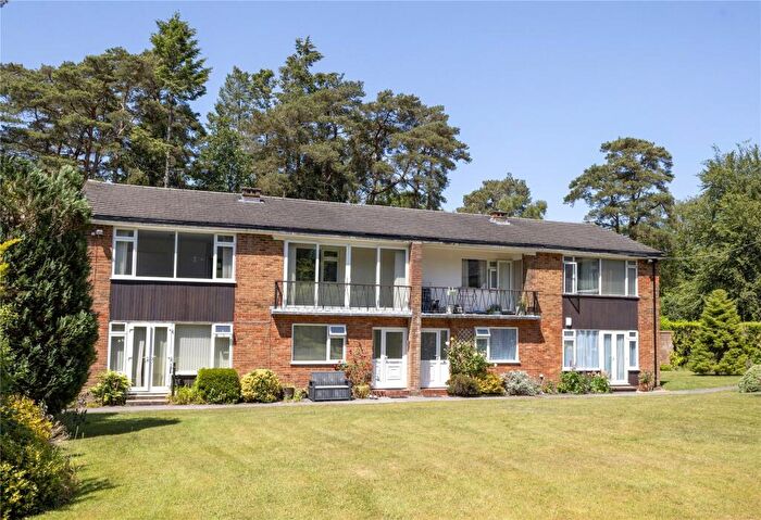 2 Bedroom Flat For Sale In Beacon Hill Court, Hindhead, Surrey, GU26