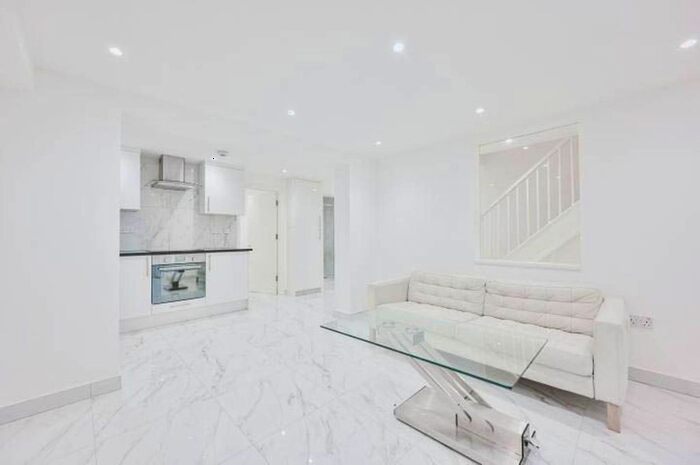 2 Bedroom Flat To Rent In Upper Tachbrook Street, Pimlico, London, SW1V