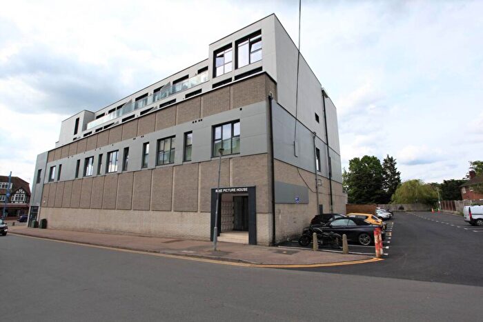 2 Bedroom Flat To Rent In Darkes Lane, Potters Bar, EN6