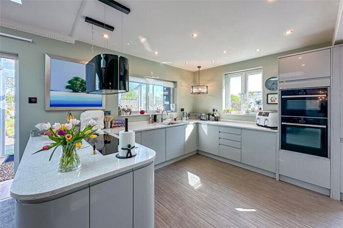 2 Bedroom Bungalow For Sale In North Close, St. Albans, Hertfordshire, AL2