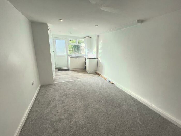 Apartment To Rent In Woking, Surrey, GU21