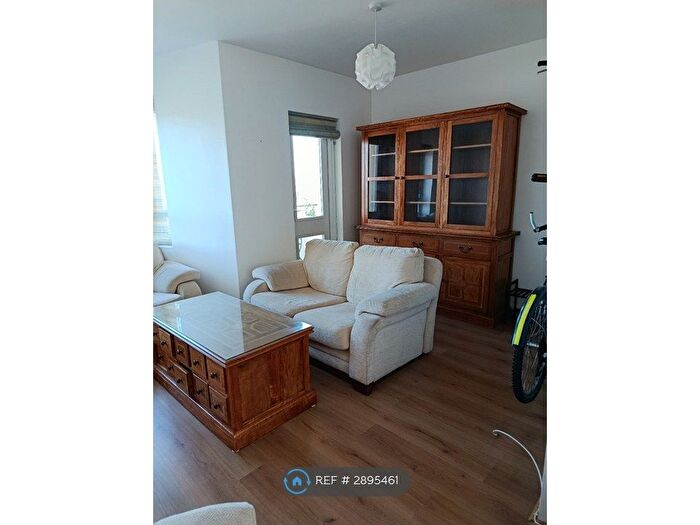 2 Bedroom Flat To Rent In Thornwood Place, Glasgow, G11