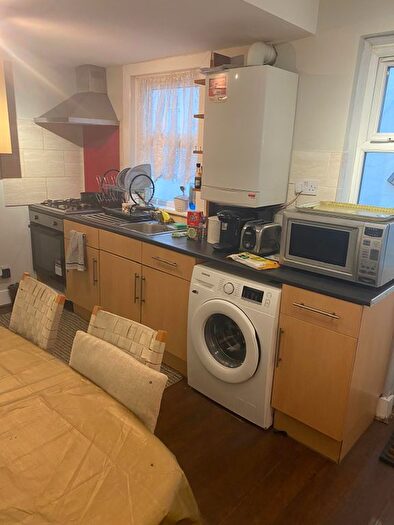 3 Bedroom Flat To Rent In Millais Road, Leytonstone, E11