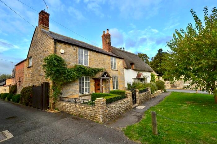 3 Bedroom Semi-Detached House For Sale In The Cross, Bretforton, Evesham, WR11