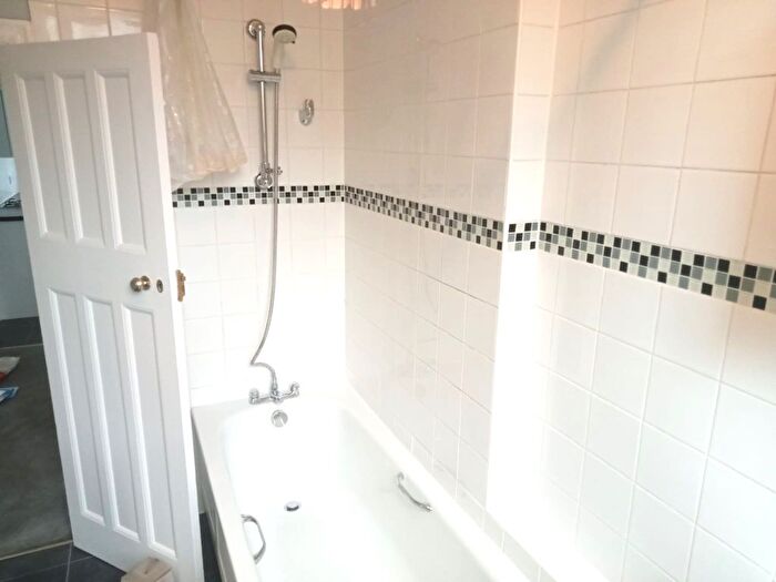 1 Bedroom Flat To Rent In Highwood Avenue, London, N12