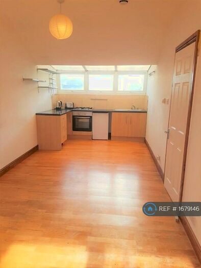 3 Bedroom Flat To Rent In Vale Road, London, N4